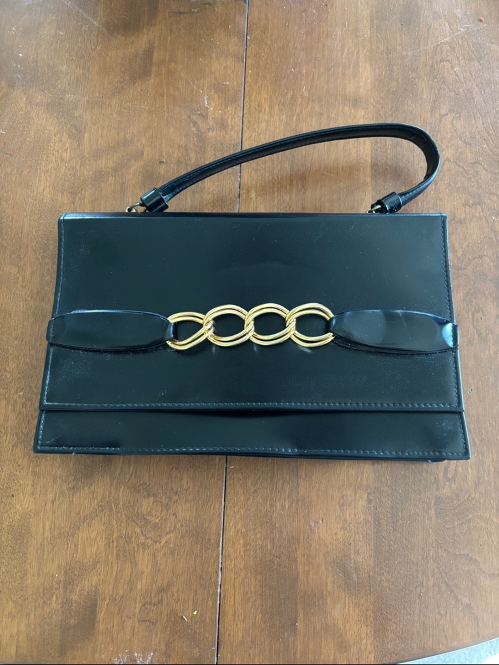 Verdi Vintage Elegant Black Shoulder Bag with Gold Chain Accent